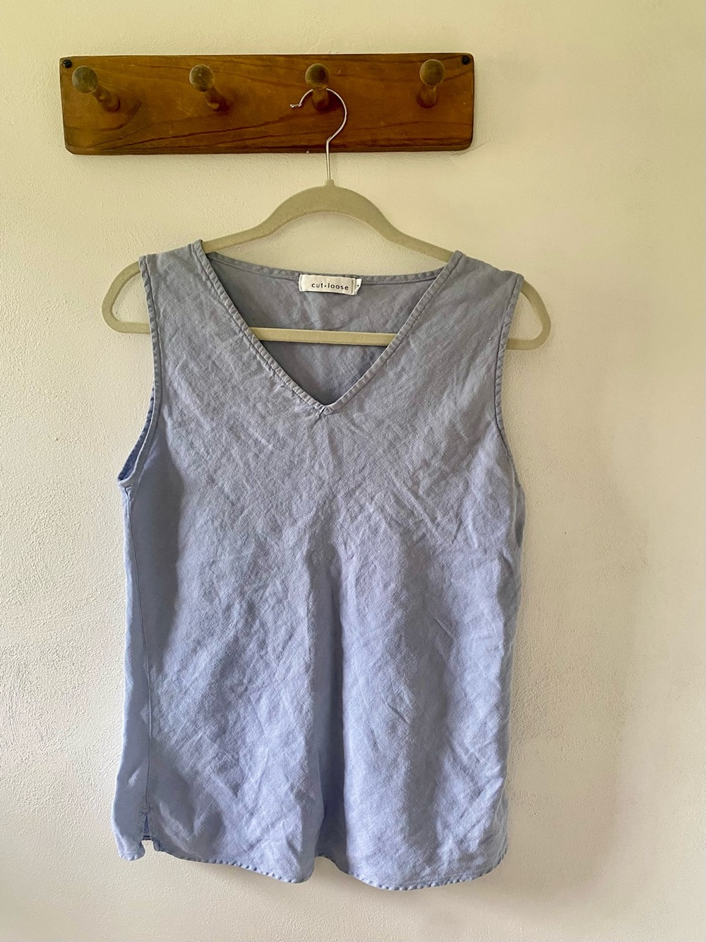 cut•loose dirty periwinkle linen VNeck tank, M